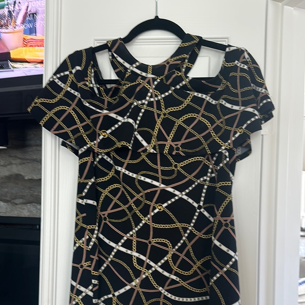 Chic Black Dress with Chain Pattern